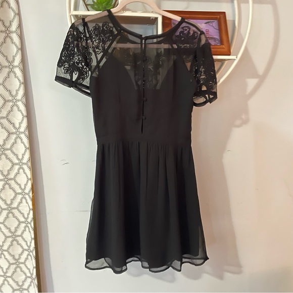 Kimchi Blue Women's 6 Black Lace Short Sleeve Lined Dress - Picture 3 of 10